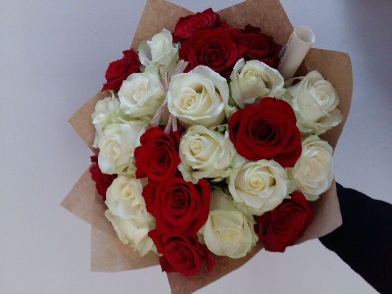MIx 23 růží v bílé a rudé v manžetě se vzkazem